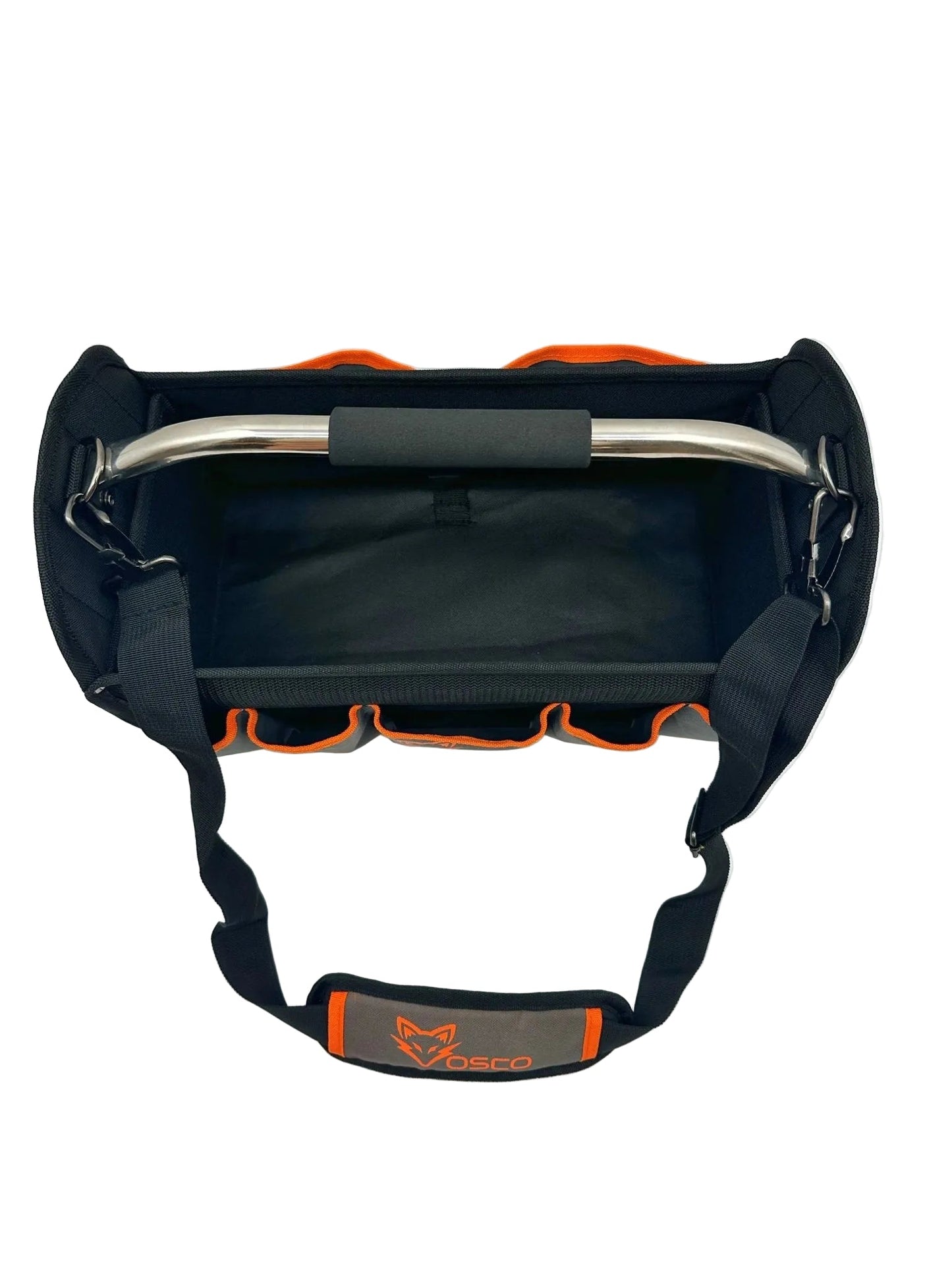 De zwarte OSO toolbag met oranje accenten en metalen handvat is gemaakt van sterk materiaal, geschikt voor professionele gebruik. Zichtbaar logo en schouderband voor gemakkelijke transport.