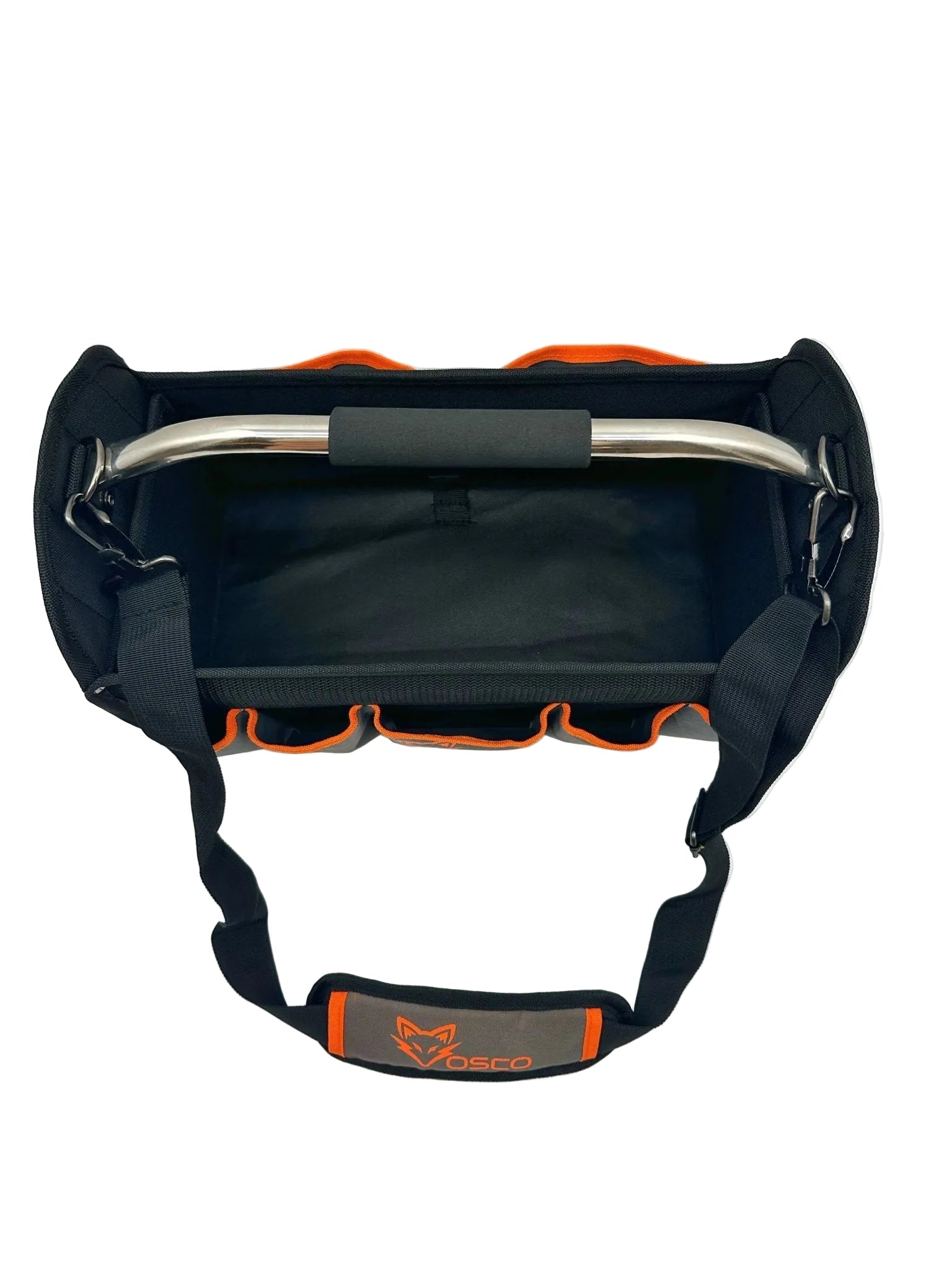 De zwarte OSO toolbag met oranje accenten en metalen handvat is gemaakt van sterk materiaal, geschikt voor professionele gebruik. Zichtbaar logo en schouderband voor gemakkelijke transport.