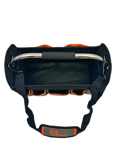 De zwarte OSO toolbag met oranje accenten en metalen handvat is gemaakt van sterk materiaal, geschikt voor professionele gebruik. Zichtbaar logo en schouderband voor gemakkelijke transport.