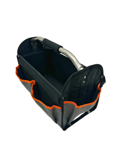 De zwarte OSO toolbag met oranje accenten en metalen handvat, voorzien van meerdere zakken en schouderband, is speciaal ontworpen voor professionele reparaties en werkplekorganisatie.