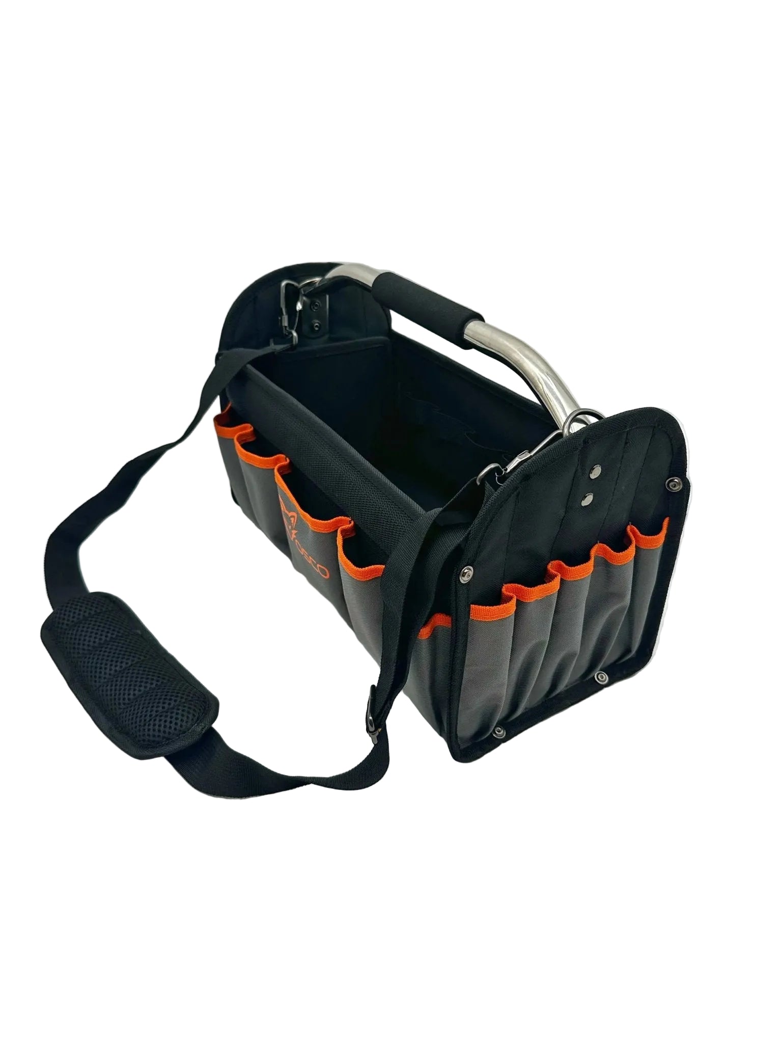 De zwarte OSO toolbag met oranje accenten en metalen handvat is gemaakt van stevig materiaal en heeft meerdere zakken voor gereedschap. Ideaal voor professionals en DIY’ers die op zoek zijn naar een praktische, draagbare oplossing voor hun werkplek.