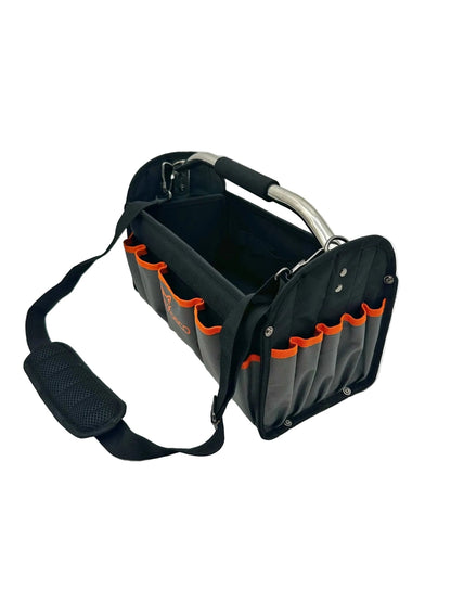 De zwarte OSO toolbag met oranje accenten en metalen handvat is gemaakt van stevig materiaal en heeft meerdere zakken voor gereedschap. Ideaal voor professionals en DIY’ers die op zoek zijn naar een praktische, draagbare oplossing voor hun werkplek.