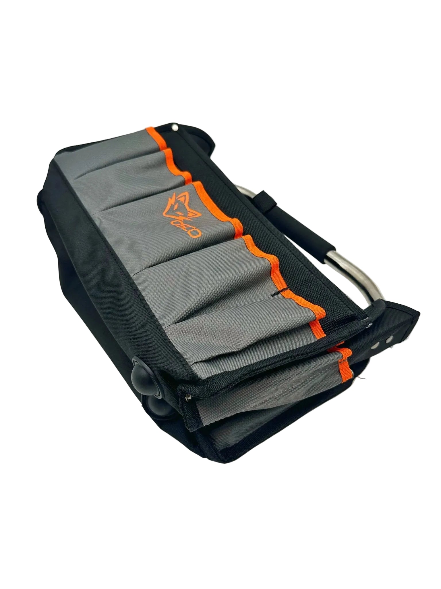 De zwarte OSO toolbag met oranje accenten en metalen handvat is gemaakt van stevig materiaal en heeft meerdere zakken voor gereedschap. Ideaal voor professionals en DIY-ers die op zoek zijn naar een praktische, draagbare oplossing.