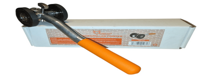 Zwarte, metalen handgreep met oranje grip en twee grote wielen voor fietsen. Geschikt voor reparatie en onderhoud van fietsen en andere voertuigen.