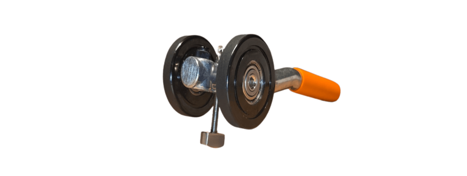 Zwarte metalen handgreep met oranje grip en twee grote wielen, geschikt voor zware kasten of industriële kasten. Perfect voor zware kasten en industriële toepassingen.