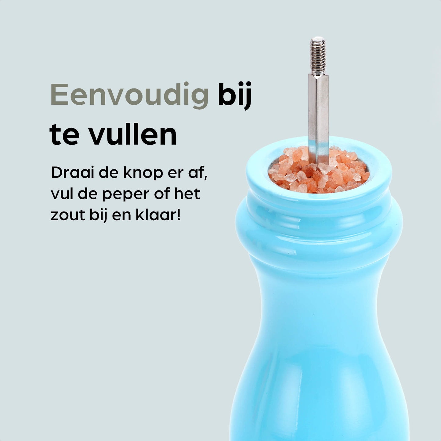 Blauwe houten pepermolen en zoutmolen met goudkleurige doppen, geplaatst op een blauwe standaard met extra doppen, geschikt voor keukengereedschap en kookkunst.