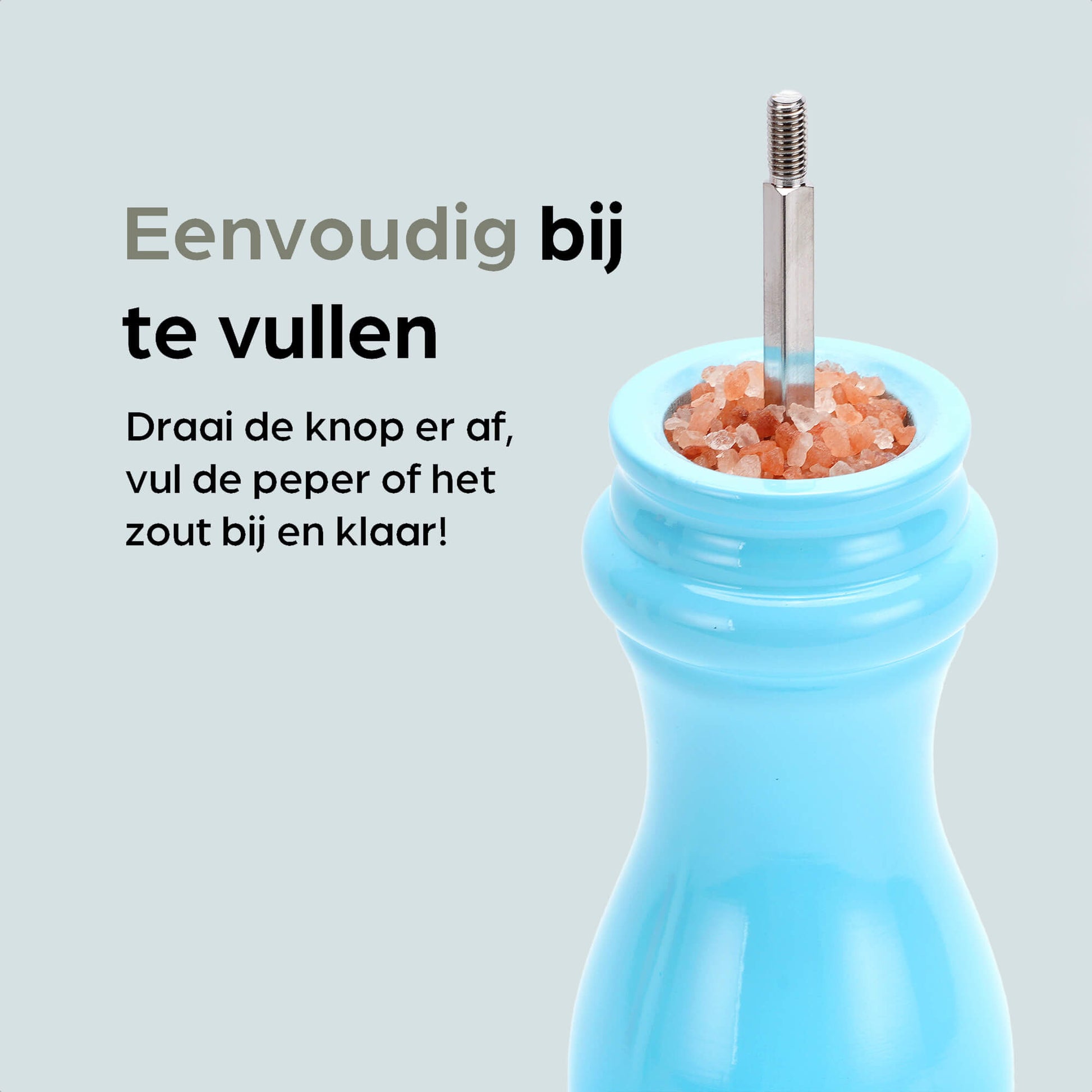 Blauwe houten pepermolen en zoutmolen met goudkleurige doppen, geplaatst op een blauwe standaard met extra doppen, geschikt voor keukengereedschap en kookkunst.