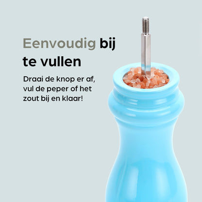 Blauwe houten pepermolen en zoutmolen met goudkleurige doppen, geplaatst op een blauwe standaard met extra doppen, geschikt voor keukengereedschap en kookkunst.