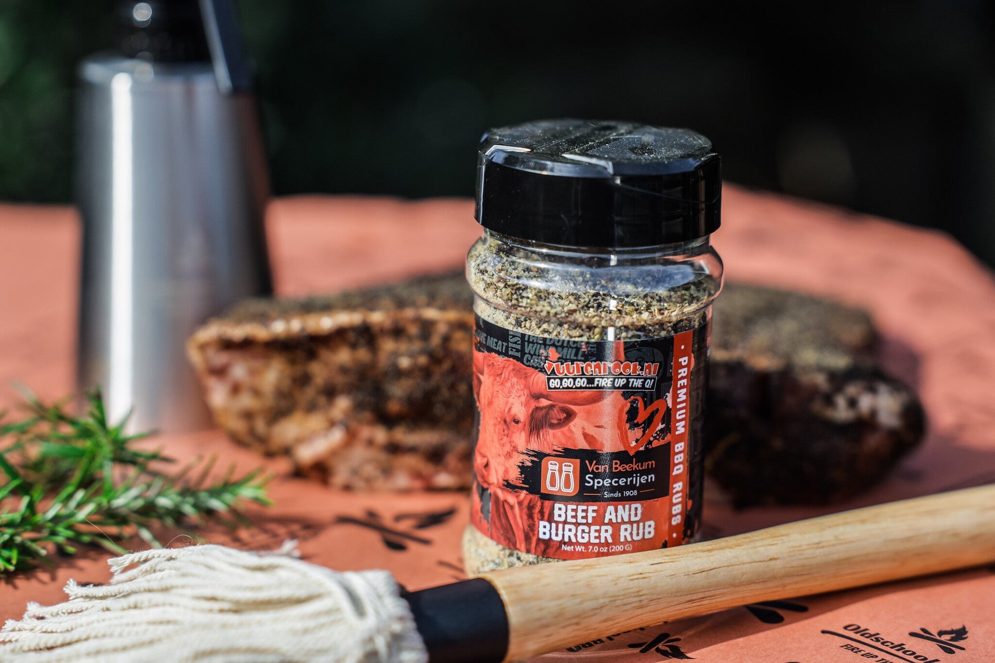 Een glazen pot met zwarte dop, gevuld met bruin korrelig vlees- en burgerrijst, voorzien van een rode etiket met een stier. Geschikt voor BBQ en vleesbereiding.