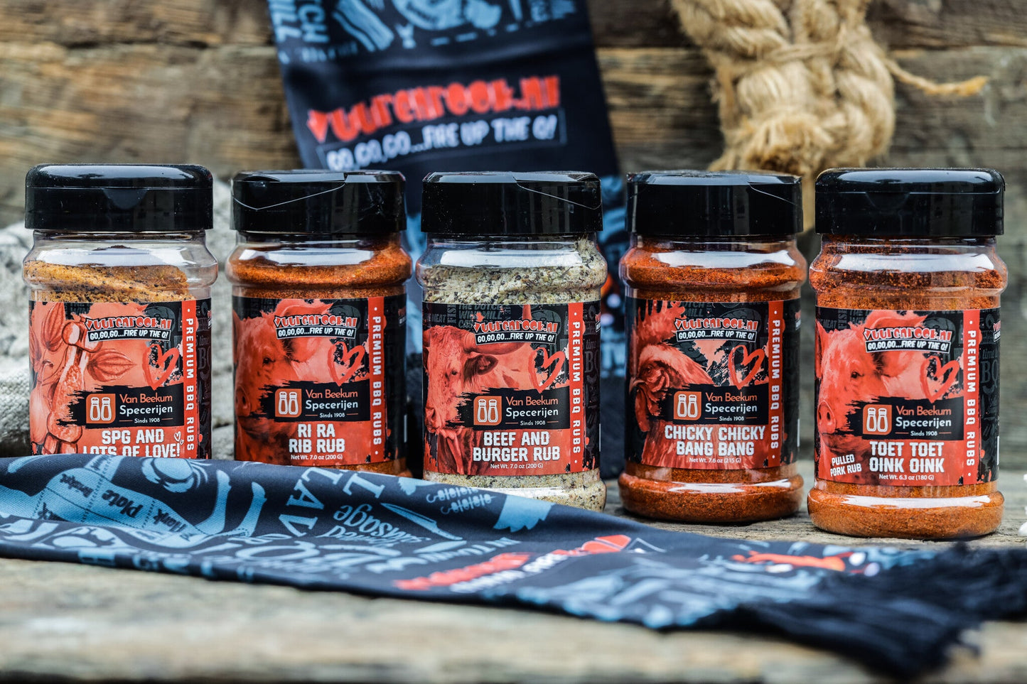 Een glazen pot met een zwarte dop, gevuld met oranje-rode BBQ-rub, van Van Beekum Specerijen. Het etiket toont een rood varken en de tekst 'Toet Toet Oink Oink' voor pulled pork rub.