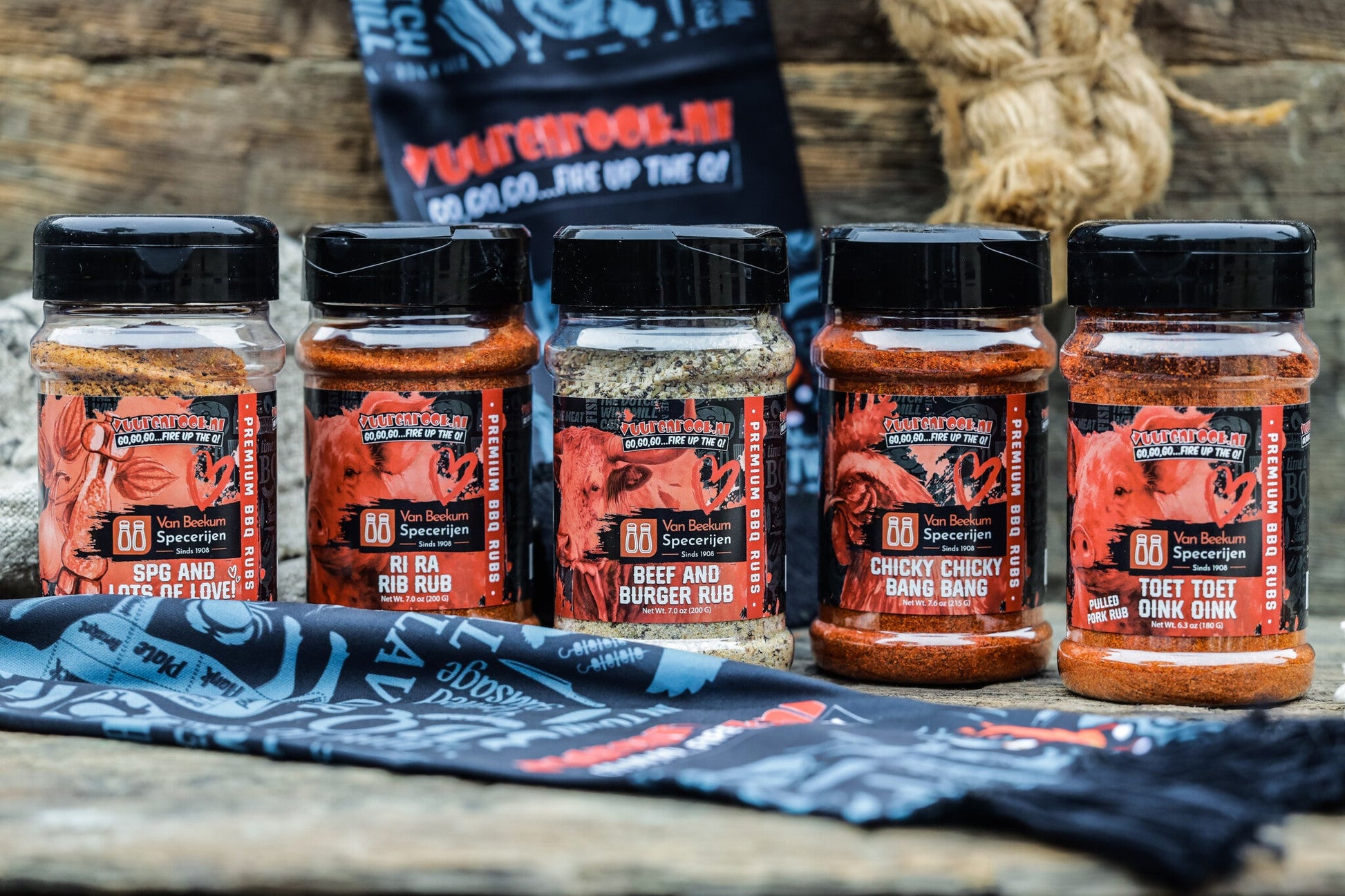 Een glazen pot met een zwarte dop, gevuld met oranje-rode BBQ-rub, van Van Beekum Specerijen. Het etiket toont een rood varken en de tekst 'Toet Toet Oink Oink' voor pulled pork rub.