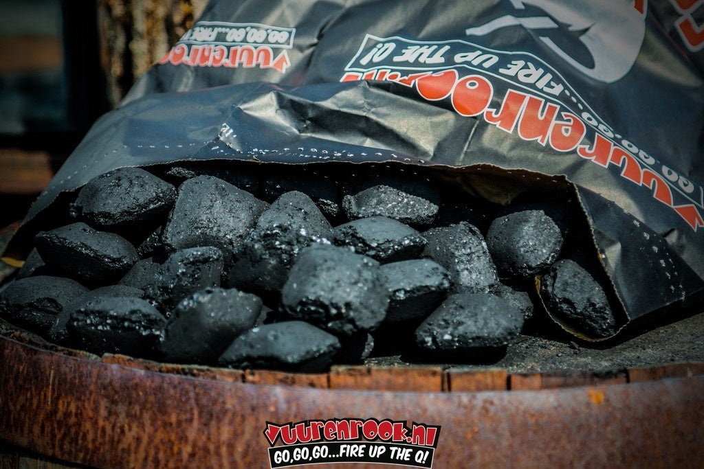 Hot Coconut Briquettes in een zwarte verpakking met rood-wit lettertype, pillowvormig en 10 kg, geschikt voor grillen en barbecueën met langdurige brandduur.