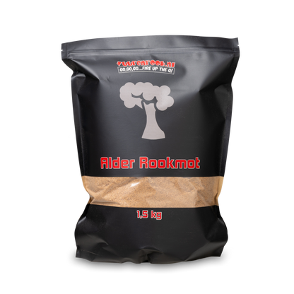 Een zwarte zak met een transparante venster, gevuld met bruin alder rookmot, voor het koken van vlees op een grill. Het product weegt 1,5 kg en is geschikt voor barbecue en rookkoken.