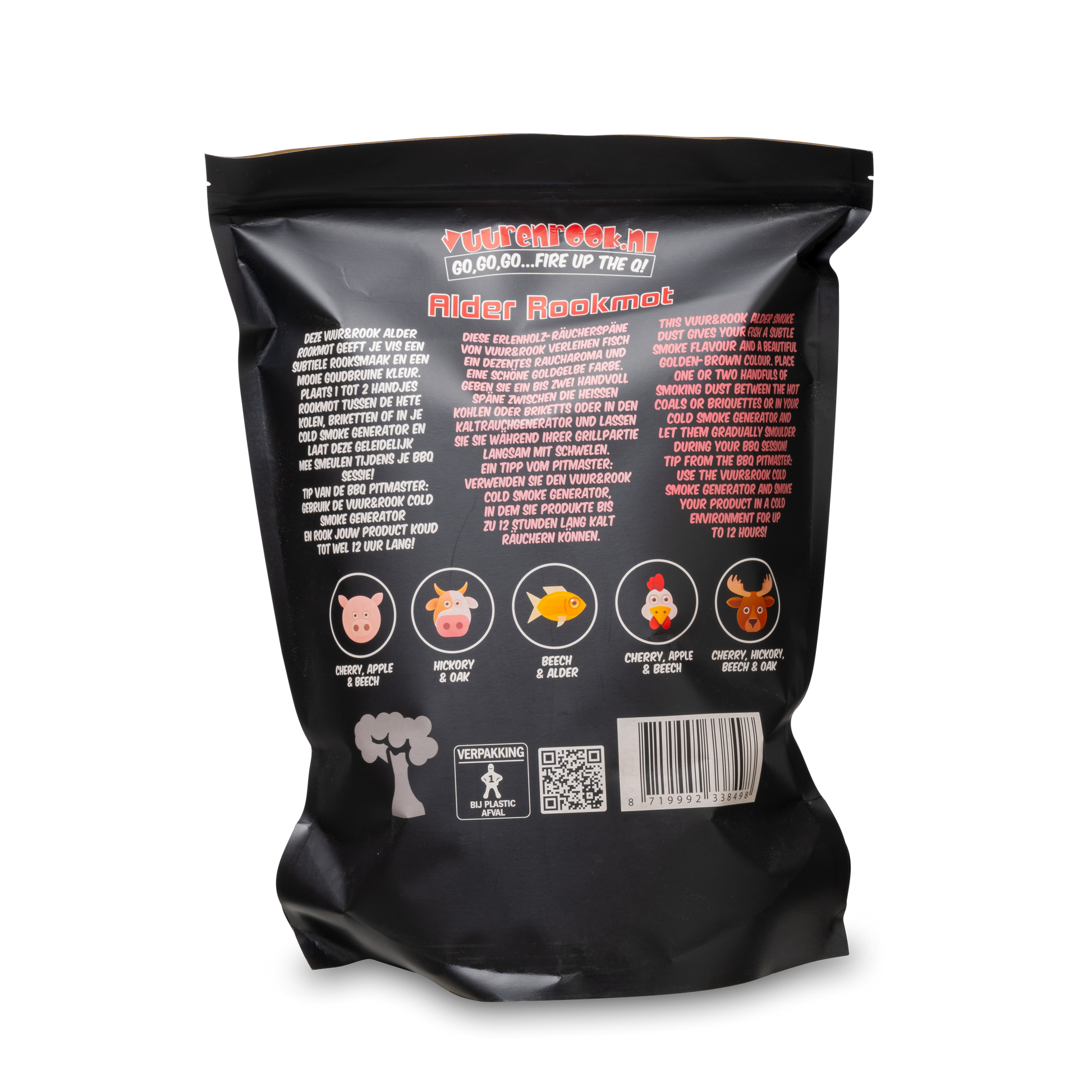 Een zwarte zak met een transparante venster, gevuld met bruin alder rookmot, voor het koken van vlees op een houtskoolbarbecue. Het product weegt 1,5 kg en is geschikt voor roosteren en grillen.