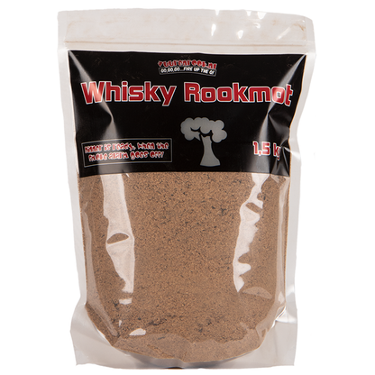 Whisky Rookmot in een transparante zak van 1,5 kg, bruin poeder met zwarte etiket. Geschikt voor barbecue en rookstof voor houtskoolbarbecue.