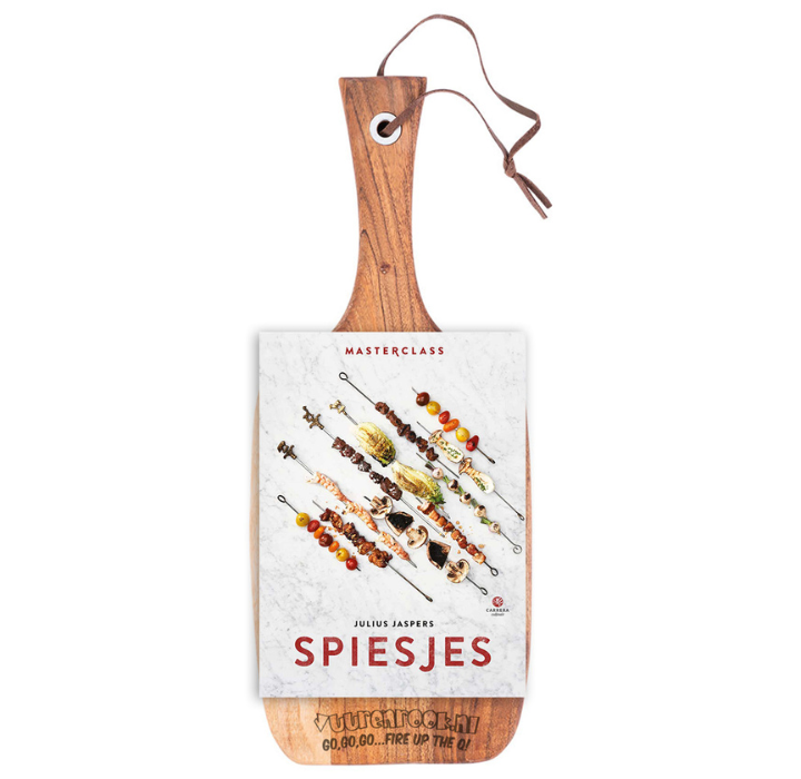 Houten snijplank met boek 'Spiesjes' barbecue recepten
