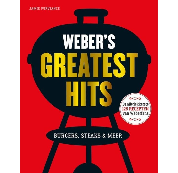 Weber’s Greatest Hits kookboek met rode omslag en zwarte grillillustratie, naast een houten snijplank met leerband. Ideaal voor barbecue-enthusiasten en grillrecepten.