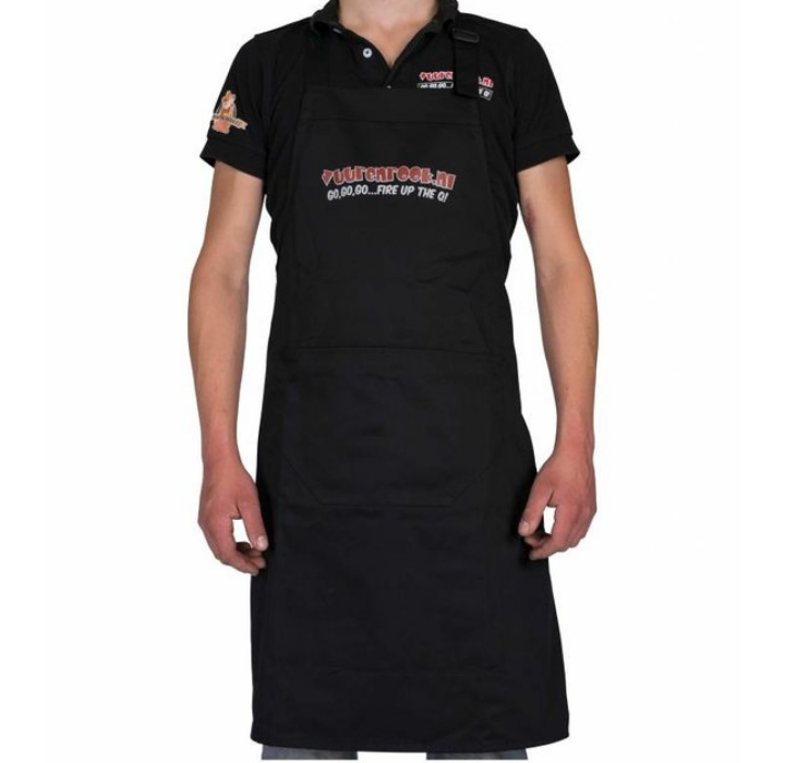 Zwart keukenapron met opdruk 'YourGreet.nl' en zakken, gedragen door een man in een zwart polo-shirt. Geschikt voor professioneel gebruik in restaurants of keukens.