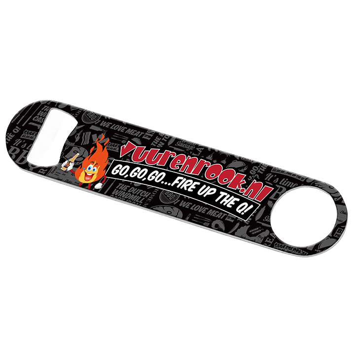 Een zwarte bieropener met een felrode logo van vuurenrook.nl en een vrolijke vlamfiguur. De opener heeft een grafisch patroon en is speciaal ontworpen voor barbecue- en grillfeesten.