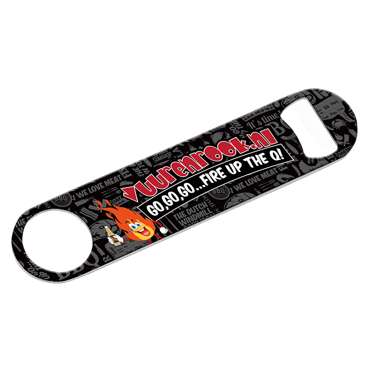 Een zwarte bierkroonopener met een felrode logo van Vuur en Roek.nl en een vrolijke vlamfiguur. Het object heeft een metalen uitstraling en is speciaal ontworpen voor barbecue- en feestgebruik.