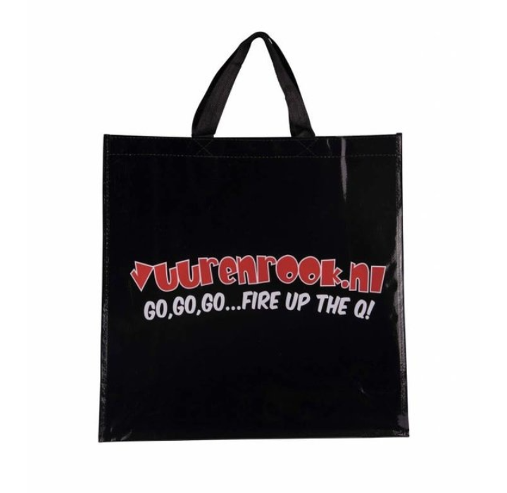 Zwarte, glanzende draagtas met rode en witte tekst 'Vuurenrook.nl' en slogan 'GO,GO,GO...FIRE UP THE Q!'. Ideaal voor barbecue- of grill-evenementen en als promotie-tas voor vuurwerkverkopers.