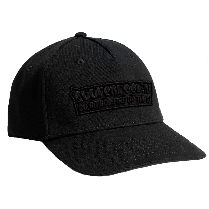 Zwarte baseballcap met opgestikte logo en tekst in dezelfde kleur, geschikt voor dagelijks gebruik of sportieve outfits. Perfect voor fans van streetwear en casual styling.