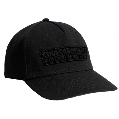 Zwarte baseballcap met opgestikte logo en tekst in dezelfde kleur, geschikt voor dagelijks gebruik of sportieve outfits. Perfect voor fans van streetwear en casual styling.