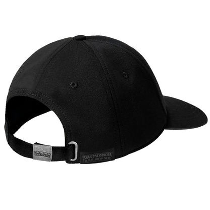 Zwarte baseballcap met opgestikte logo, gemaakt van stoffen materiaal met zichtbare naadwerk. Geschikt voor dagelijks gebruik of sportieve activiteiten.