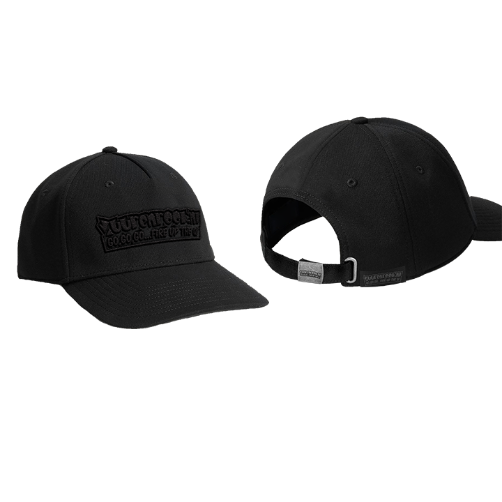 Zwarte baseballcap met opgestikte logo en tekst in dezelfde kleur, geschikt voor dagelijks gebruik of sportactiviteiten. Stijlvolle, strakke pasvorm met verstelbare band voor comfort.