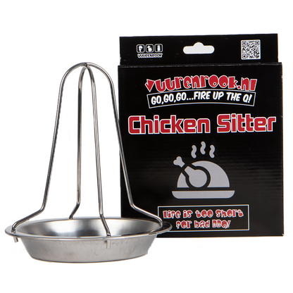 Zilverkleurige metalen Chicken Sitter met hoge, gebogen poten en brede basis, naast zwarte verpakking met rood lettertype. Ideaal voor grillen en BBQ-avonden met perfect geroosterde kip.