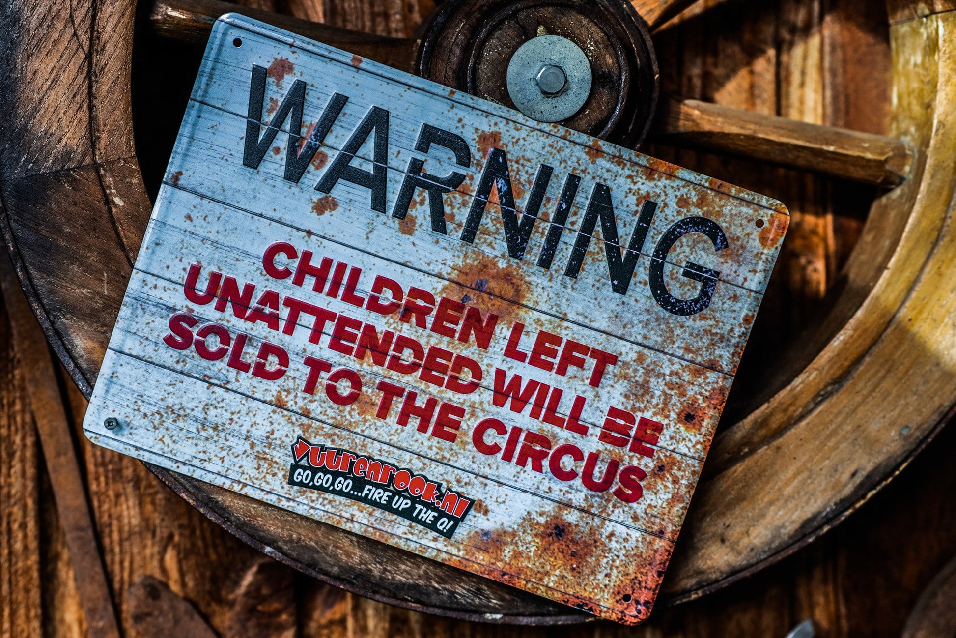 Rustieke waarschuwingsbord met 'WARNING' in zwart en rood lettertype op verweerd metaal, bedoeld als decoratief element voor circus- of speelruimte. Perfect voor thematische interieurs of kinderkamers met een speelse sfeer.