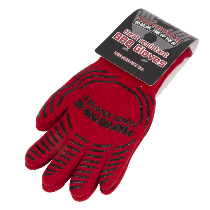 Rode, hittebestendige BBQ handschoenen met zwarte gripstrepen en een witte polsband, verpakt in een zwart label met de tekst 'Heat resistant BBQ Gloves'. Geschikt voor grillen en hoge temperaturen.