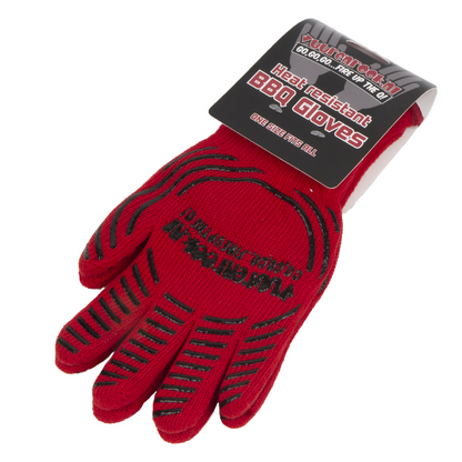 Rode, hittebestendige BBQ handschoenen met zwarte gripstrepen en een witte polsband, verpakt in een zwart label met de tekst 'Heat resistant BBQ Gloves'. Geschikt voor grillen en hoge temperaturen.