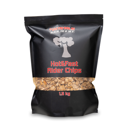 Een zwarte zak met transparante onderkant, gevuld met houtskool van alder, voor snelle en warme barbecue. Het product weegt 1,5 kg en is bedoeld voor grillen en roosteren.