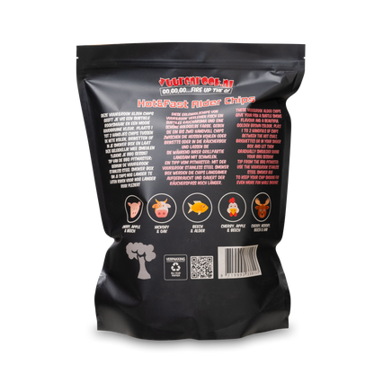Zwarte verpakking met transparante venster van Hot&Fast Alder Chips, 1,5 kg, voor snelle en warme barbecue. Zichtbare houtsnippers en merklogo op de voorkant.