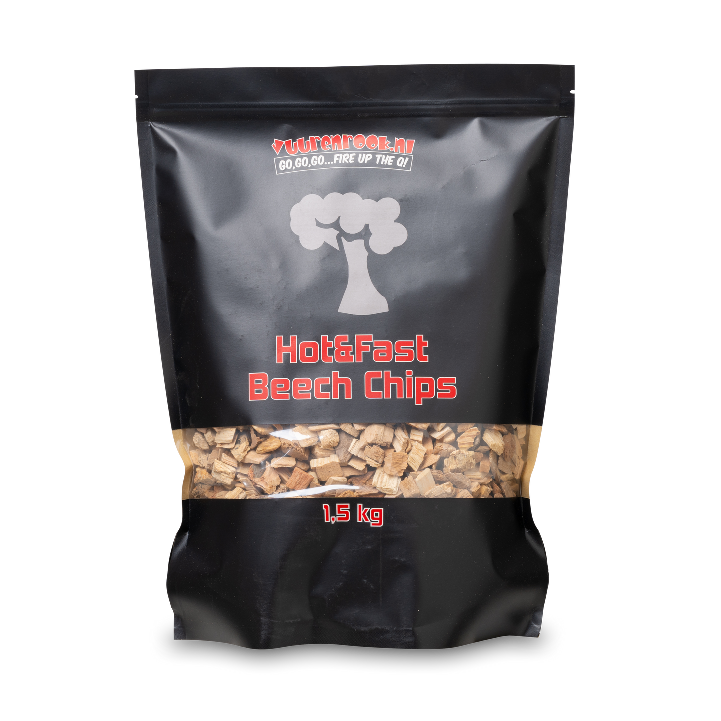 Zwarte verpakking met transparante venster van Hot&Fast Beech Chips, 1,5 kg, voor snelle en intense barbecue. Houtskoolstukjes zichtbaar onder de label met boomlogo.
