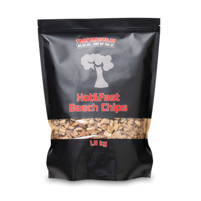 Zwarte verpakking met transparante venster van Hot&Fast Beech Chips, 1,5 kg, voor snelle en intense barbecue. Houtskoolstukjes zichtbaar onder de label met boomlogo.