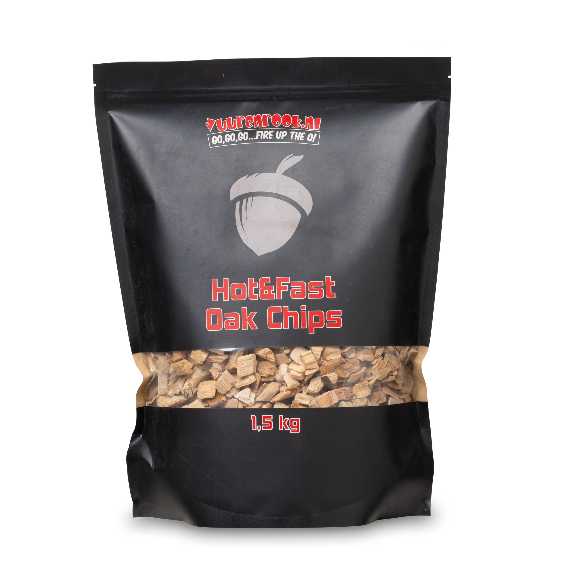 Een zwarte zak met transparante onderkant, gevuld met houtskool van eiken, voor snelle en intense grillflavour. Zichtbaar merklogo en gewicht van 1,5 kg.
