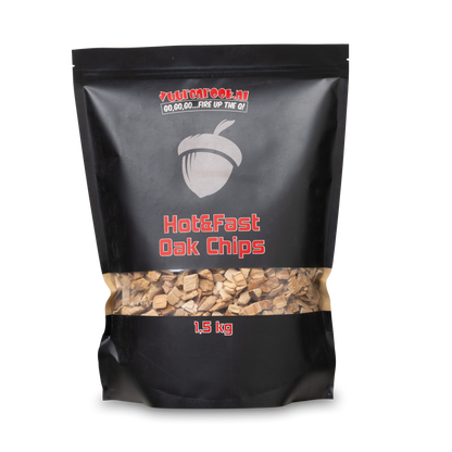 Een zwarte zak met transparante onderkant, gevuld met houtskool van eiken, voor snelle en intense grillflavour. Zichtbaar merklogo en gewicht van 1,5 kg.