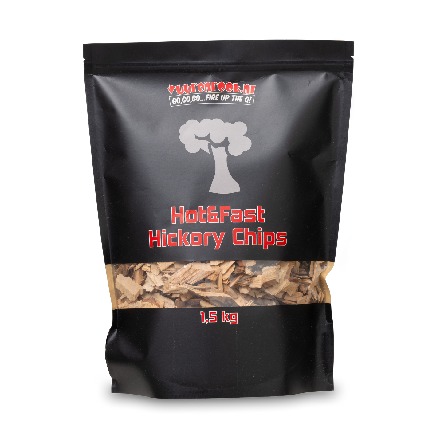Een zwarte zak met transparante onderkant, gevuld met hickory chips voor barbecue. Het merk 'Vuurenrook.nl' en de tekst 'Hot&Fast Hickory Chips 1,5 kg' zijn duidelijk zichtbaar.