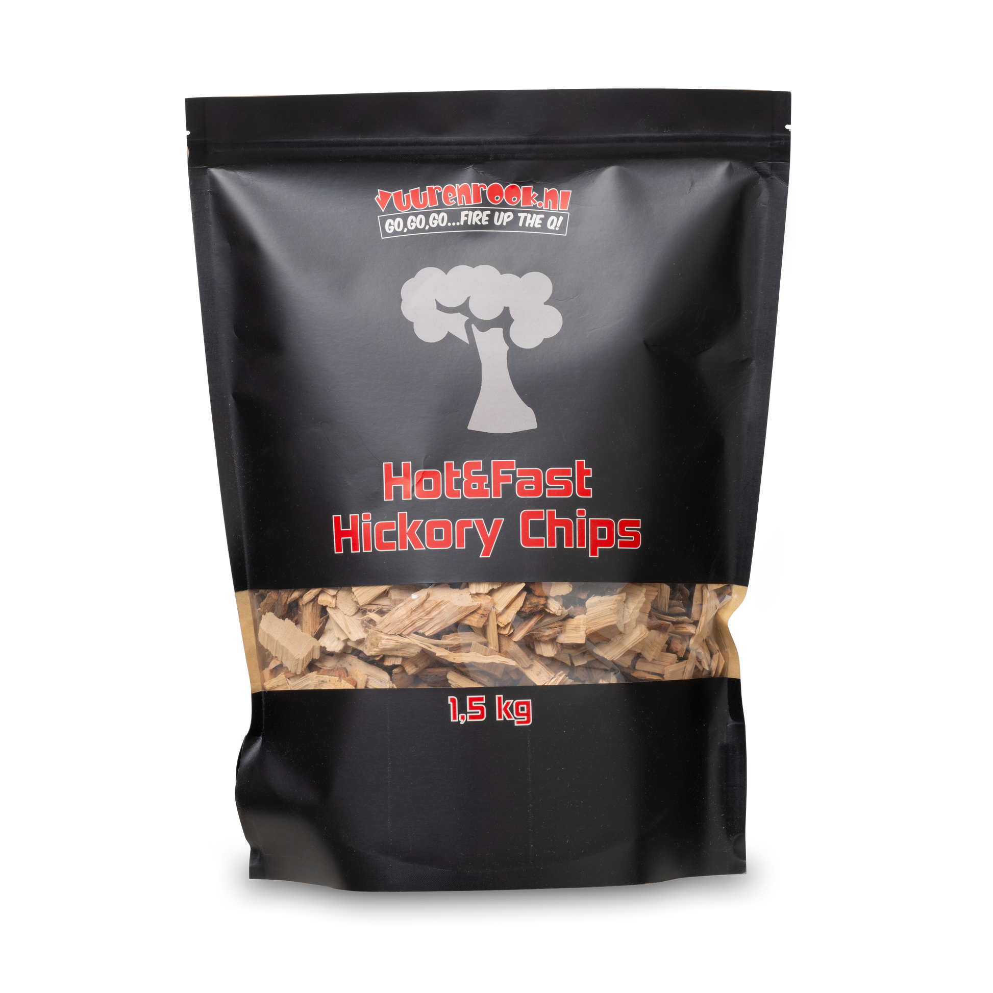 Een zwarte zak met transparante onderkant, gevuld met hickory chips voor barbecue. Het merk 'Vuurenrook.nl' en de tekst 'Hot&Fast Hickory Chips 1,5 kg' zijn duidelijk zichtbaar.