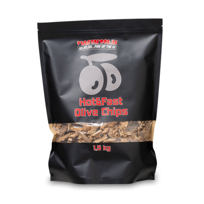 Zwarte verpakking met transparante venster van Hot&Fast Olive Chips, 1,5 kg, voor snelle en intense barbecue. Zichtbare houtskoolstukjes en merklogo voor grillen en roosteren.