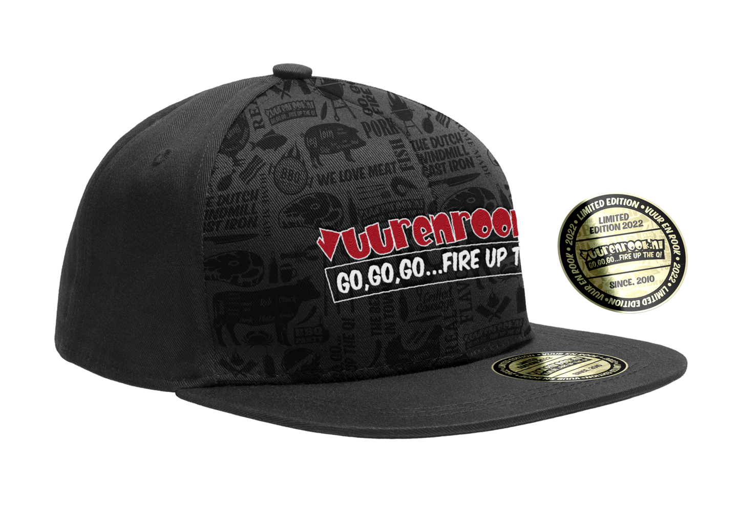 Zwart limited edition snapback met kleurrijke 'Vuurenrook' print en BBQ-tema. Goudkleurige label op de klep en zichtbare 'Limited Edition 2022' sticker. Perfect voor barbecue-enthusiasten en streetwear-fans.