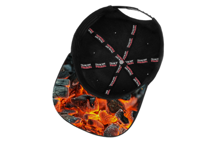 Zwarte limited edition snapback met kleurrijke 'Vuurenrook' print en BBQ-tema. Goudkleurige label op klep en zichtbare 'Limited Edition 2022' badge voor BBQ-fans.