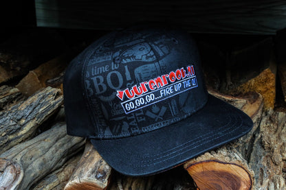 Zwarte limited edition snapback met kleurrijke 'Vuurenrook' print en BBQ-tema. Goudkleurige label op de klep en zichtbare 'Limited Edition 2022' badge voor BBQ-fans.
