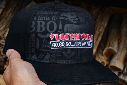 Zwarte limited edition snapback met kleurrijke 'Vuurenrook' print en BBQ-tema. Goudkleurige label op de klep en zichtbare 'Limited Edition 2022' badge. Perfect voor barbecue-enthusiasten en streetwear-fans.