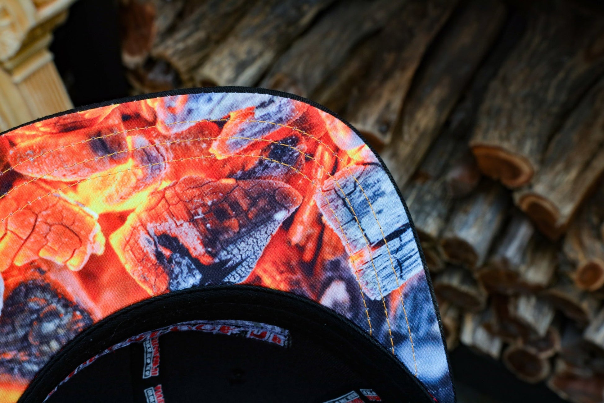 Zwarte limited edition cap met kleurrijke ‘Vuurenrook’ print en BBQ-tema. Goudkleurige label op de zijkant en een gouden ‘Limited Edition 2022’ badge. Perfect voor barbecue-enthusiasten en fans van grillkultuur.