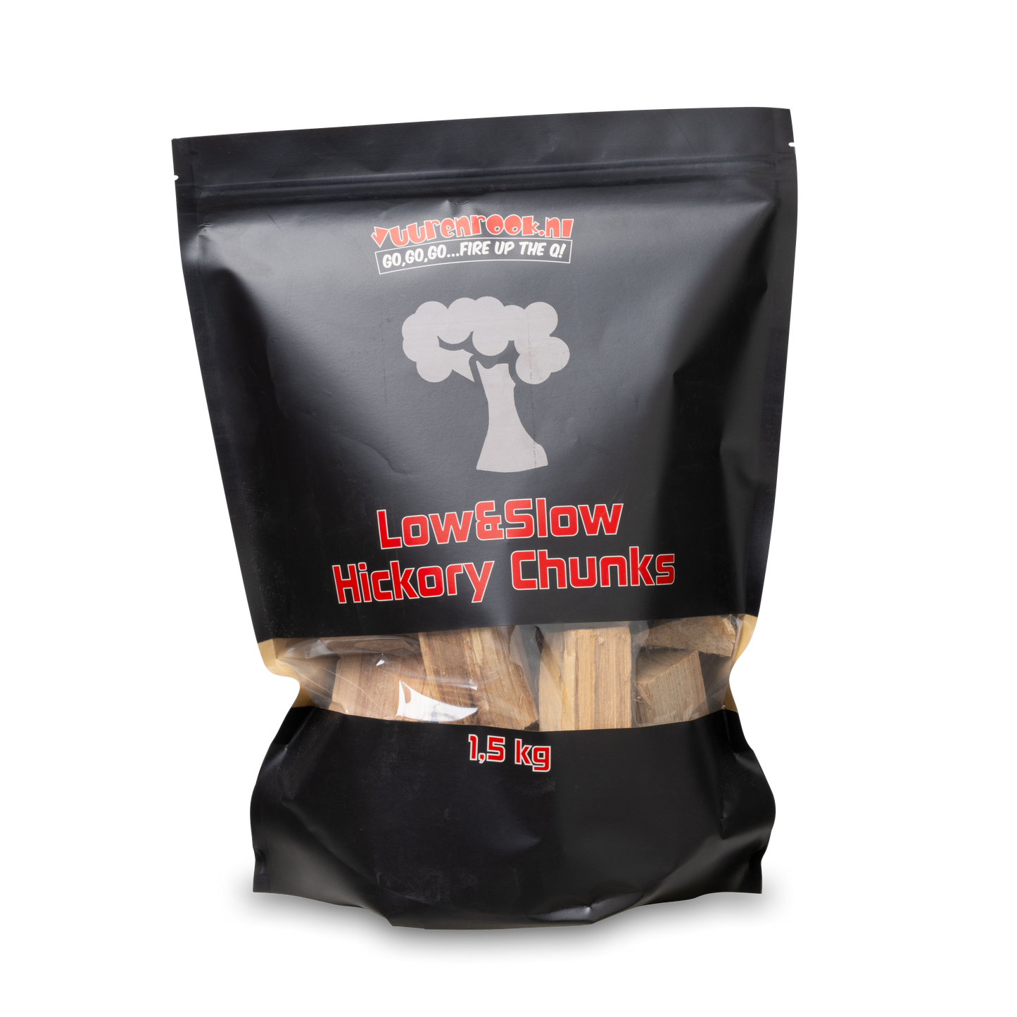 Een zwarte zak met transparante voorkant bevat hickorychips voor slow smoking. De verpakking toont het merk ‘Vuur en Rook’ en het gewicht van 1,5 kg.