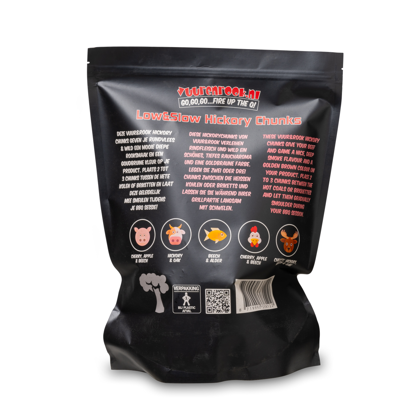 Een zwarte zak met transparante voorkant bevat hickorychips voor slow smoking. De verpakking toont het merklogo en het gewicht van 1,5 kg, speciaal voor barbecue en rook.