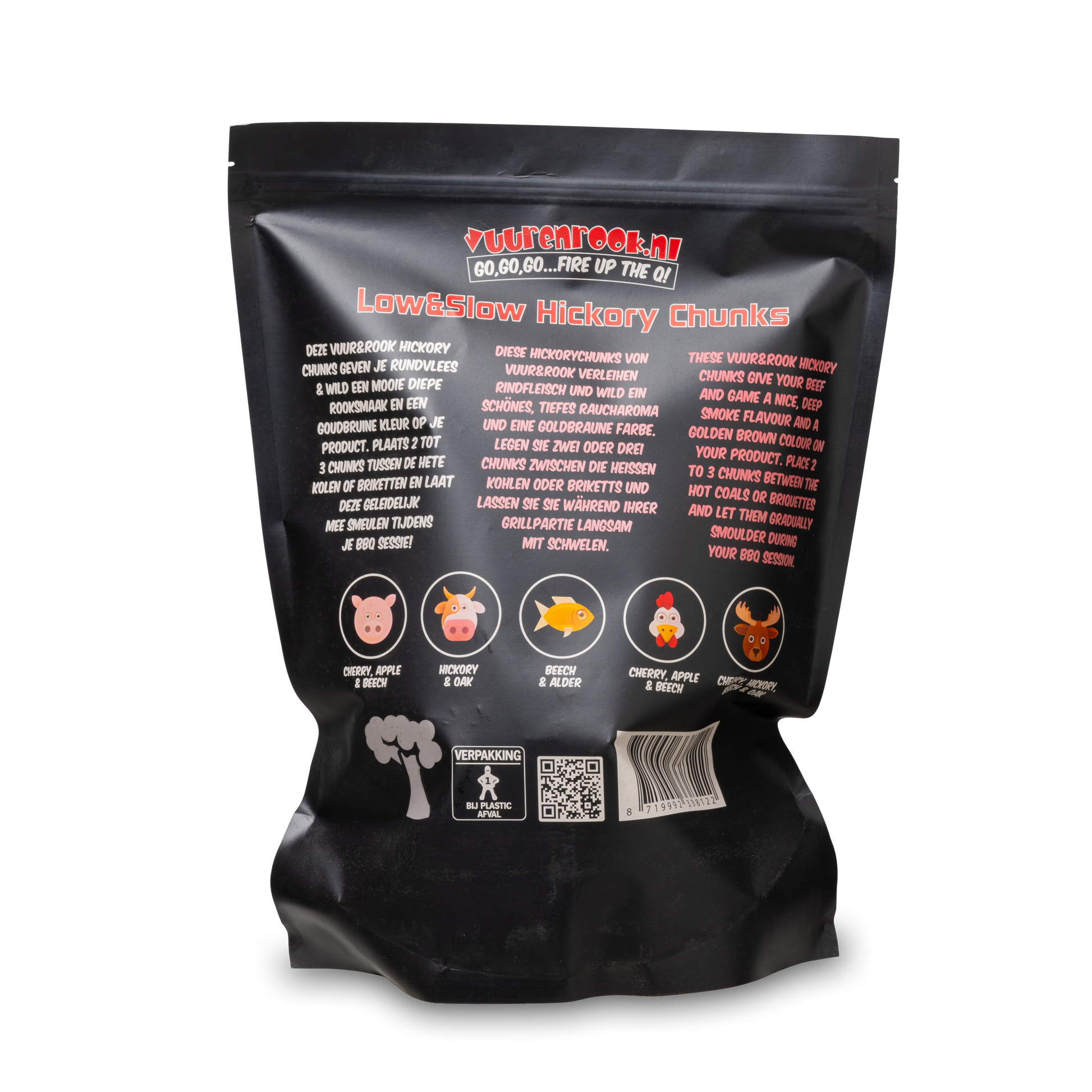 Een zwarte zak met transparante voorkant bevat hickorychips voor slow smoking. De verpakking toont het merklogo en het gewicht van 1,5 kg, speciaal voor barbecue en rook.
